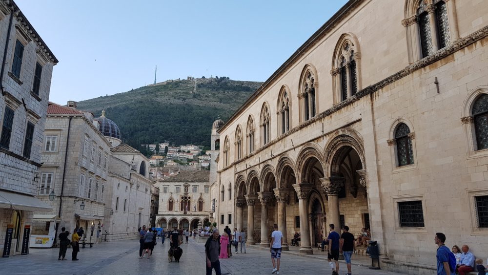Fra Dubrovniks Gamle By Med Srđ Bjerget I Baggrunden