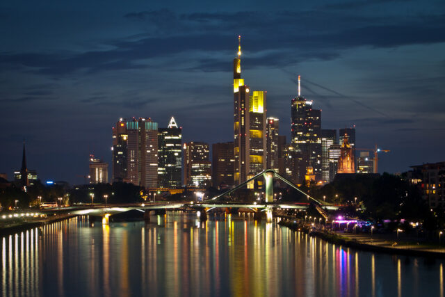 Frankfurts skyline om natten Kilde: CC 2.0 Jörg Braukmann