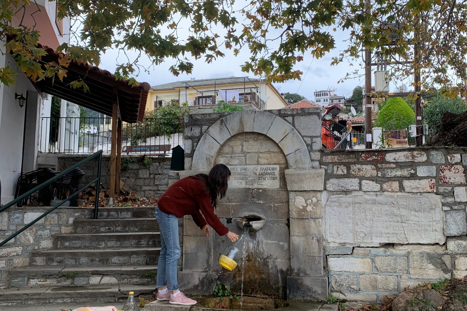 En lokal henter vand fra en af de offentlige kilder i Stagiates (Maria Technopoulou)