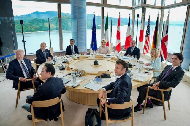 G7-lederne samlet om et rundbord