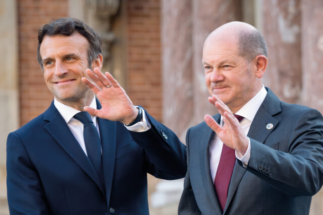 Præsident Macron og Kansler Scholz vinker.