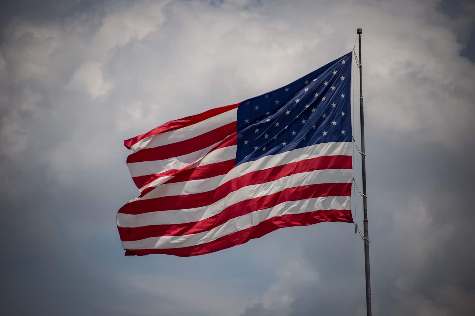 Det amerikanske flag blafrer i vinden