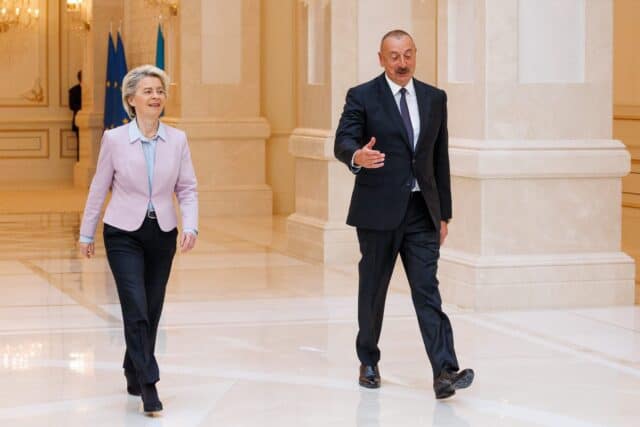 EU-Kommissionsformand Ursula von der Leyen og Aserbajdsjans præsident Ilham Aliyev under deres møde i juli 2022. (Kilde: Den Europæiske Union, 2022, Creative Commons 4.0)
