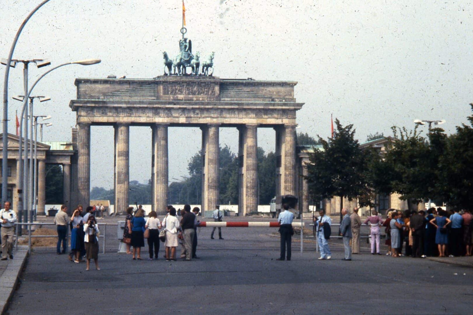 https://commons.wikimedia.org/wiki/File:People_observing_the_Brandenburg_Gate_from_the_East_Berlin_side,_1984.jpg